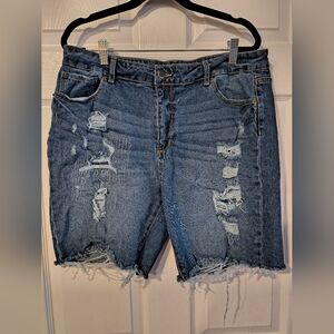 No Boundaries Sz 17 Mid Rise Distressed Denim Shorts